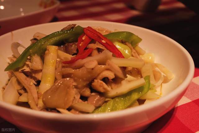 娱乐化外衣下食品安全与法律规制之辩麻将胡了罗永浩“炮轰”西贝预制菜：(图2)